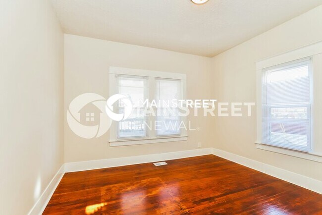 Building Photo - 4 Bedroom Pet-Friendly Home in Louisville, KY with Main Street Renewal