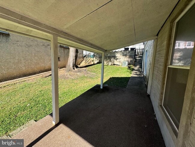 Building Photo - 317 W 4th Ave