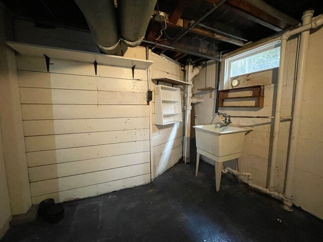 Building Photo - House Near Mississippi Ave with Fenced Yard