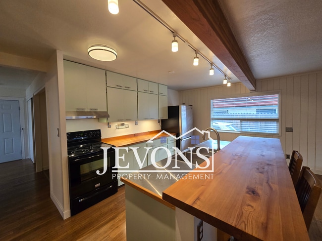 Building Photo - A charming and well-located single-family home in Yakima!