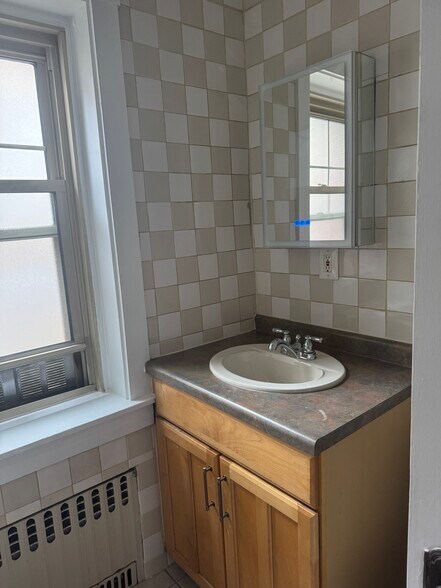 Full bath - 201 S Atlantic Ave