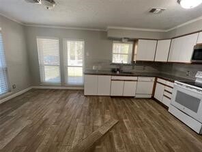 Building Photo - 16064 Holly St