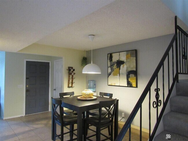 Building Photo - Central townhome with 2 bedrooms and 3 bat...