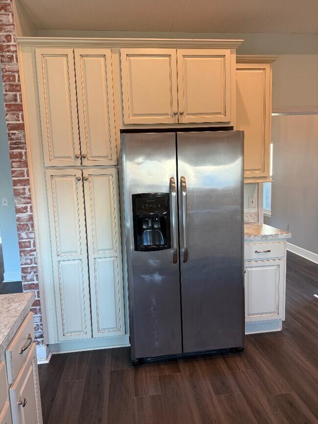 Building Photo - 800 Palomino Ln