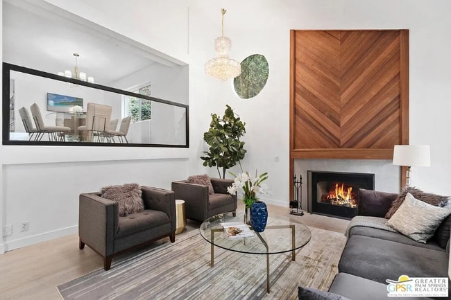 Building Photo - 1456 1/2 E Chevy Chase Dr