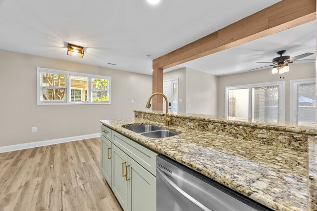 Building Photo - 425 W 8th St