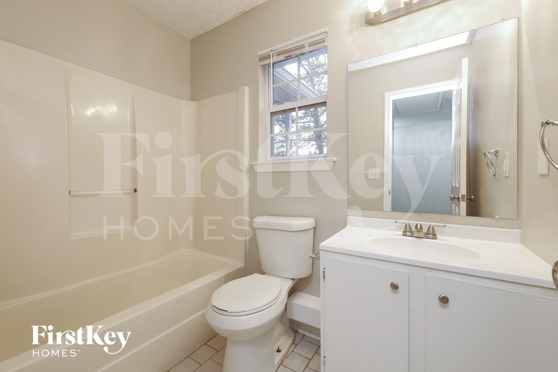 Building Photo - 400 Lone Oak Dr