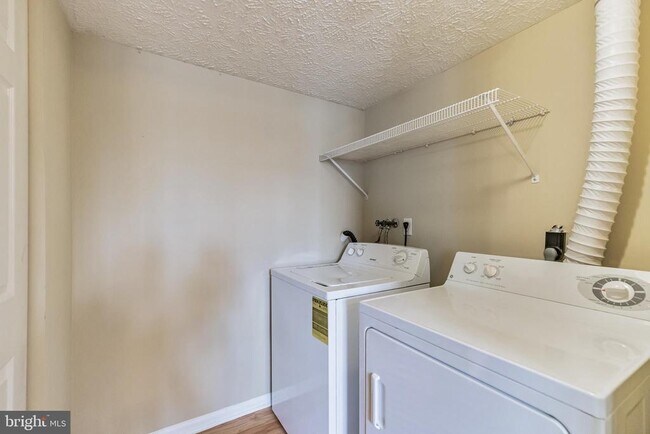 Building Photo - 6302 Betsy Ross Ct
