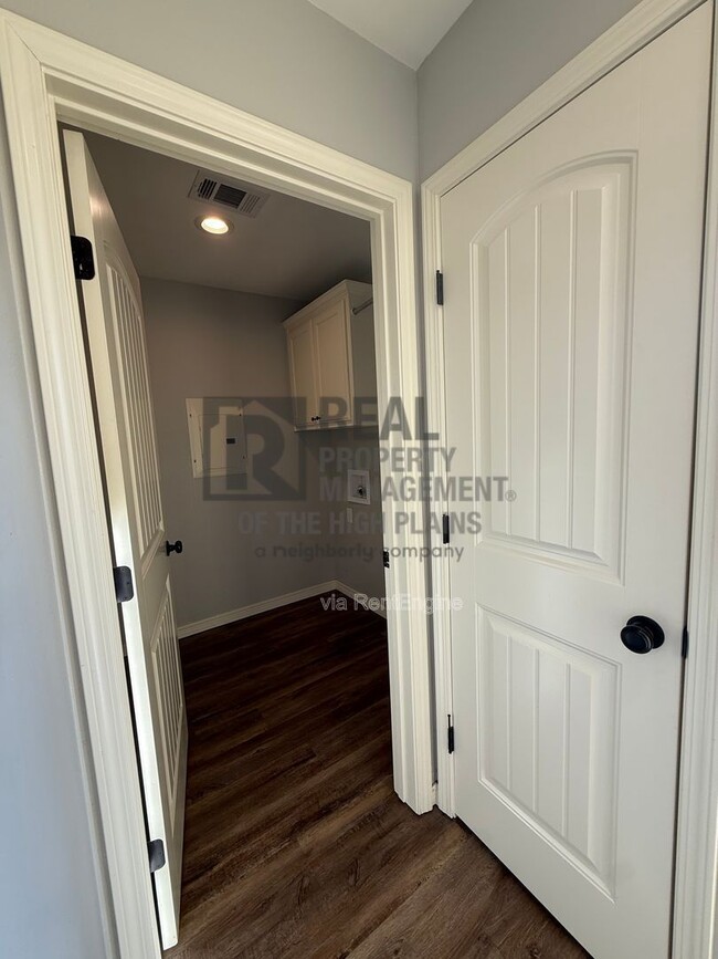 Building Photo - 13057 Raymond Rd