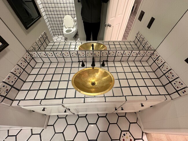 Building Photo - 19 Bronco Dr