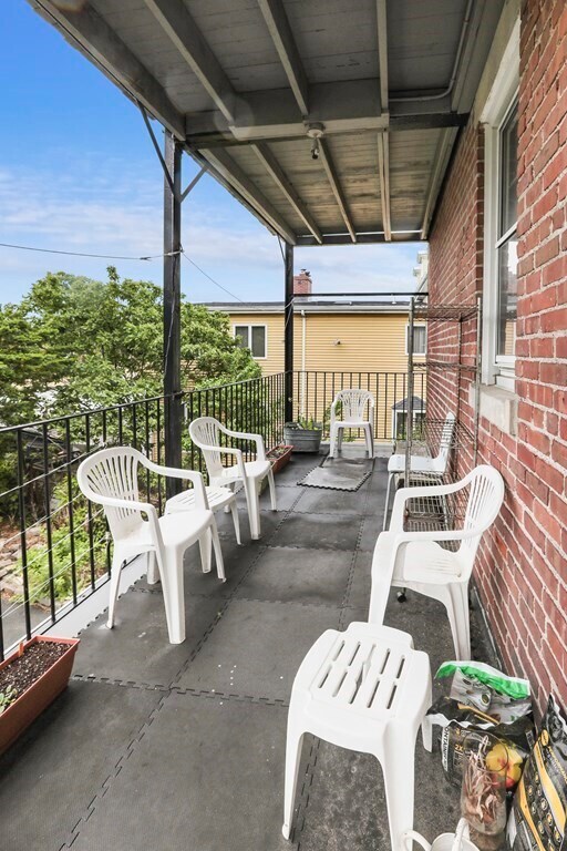 Building Photo - 37 Gladstone St