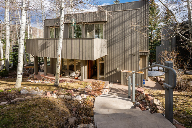 Building Photo - 270 Meadow Ranch Rd
