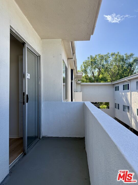 Building Photo - 5320 Zelzah Ave