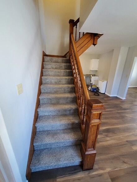 Stairway - 816 W Gambier St