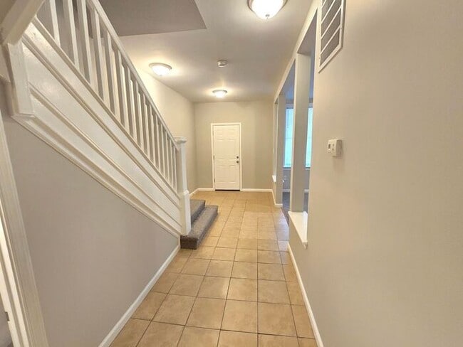 Building Photo - 4 Bedroom Home