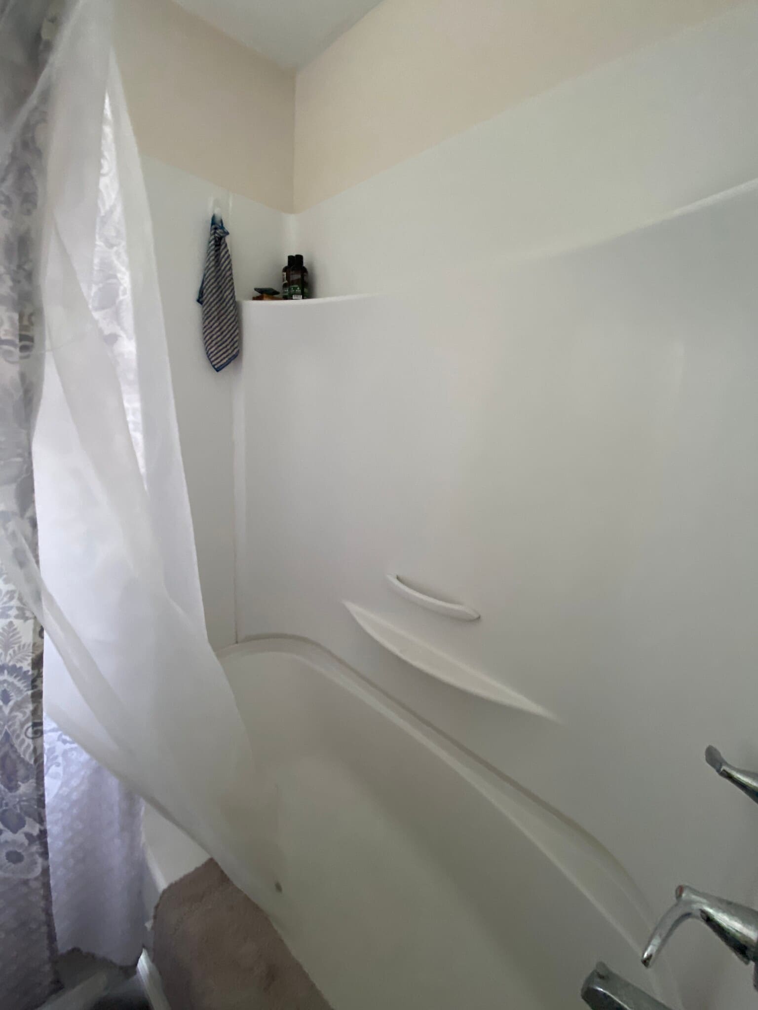 Shower Tub - 216 Dort Ln NW