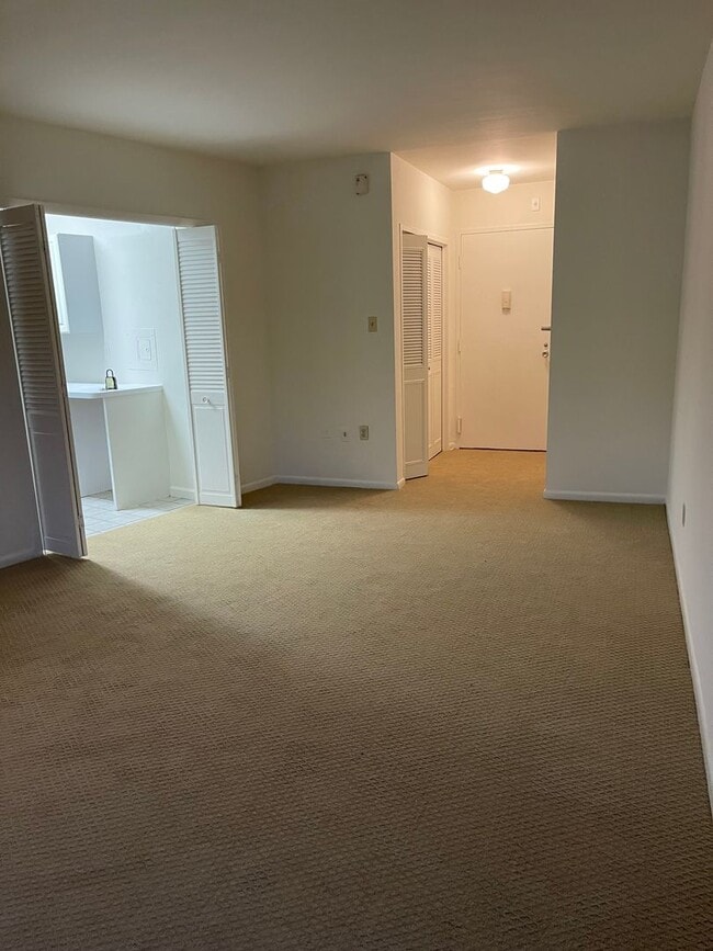 Building Photo - Fabulous LOCATION -- Studio located in Grosvenor Park with ALL UTILITIES included.