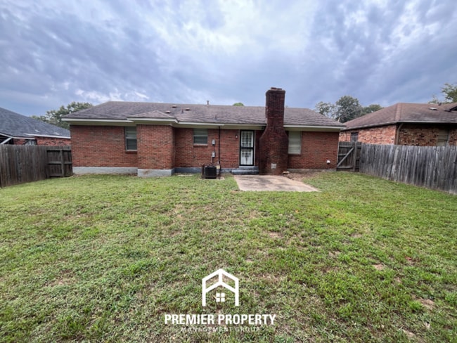 Building Photo - 3199 Maple Hill Dr