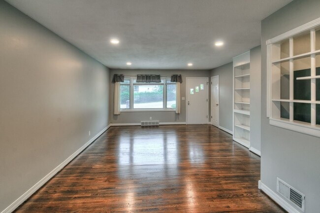 Building Photo - 5415 Poppleton Ave