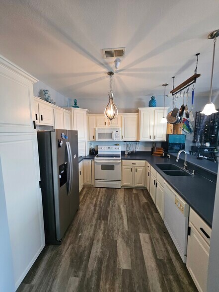 Building Photo - 230 Plaza Gardens Ct