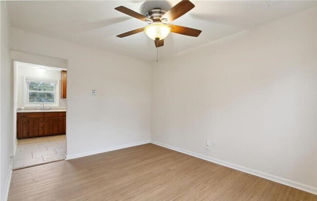 Building Photo - 4 Bed House Ready For a New Tenant