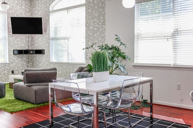 Building Photo - Riverside  Condo-RARE-Ready Jan 26