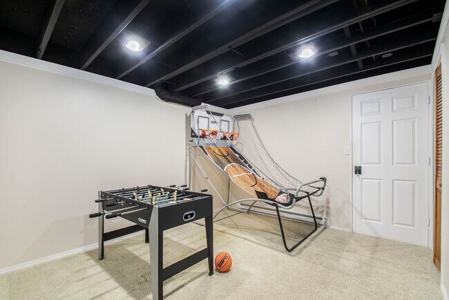 Building Photo - 6-8 months furnished 4 Bedroom 1.5 Bath