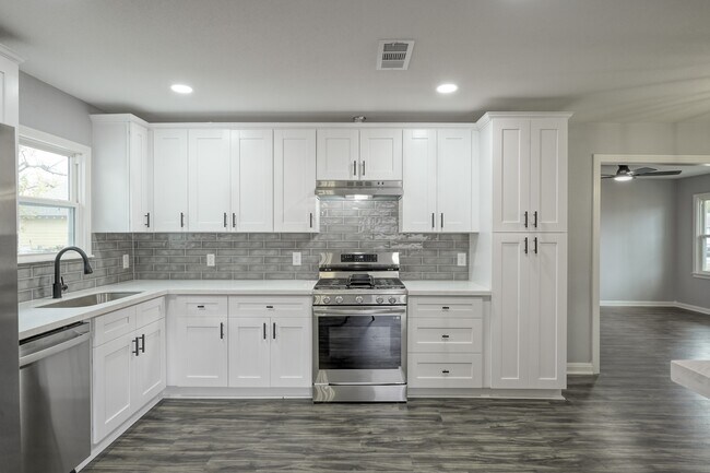 Building Photo - 513 Barkley St