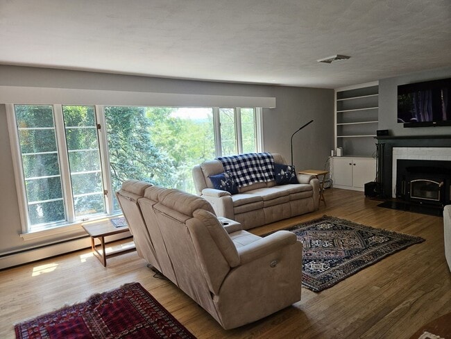 Building Photo - 3 Bedroom  Available June 8th  2026