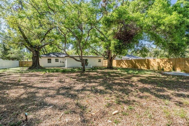 Building Photo - 1104 S Lois Ave