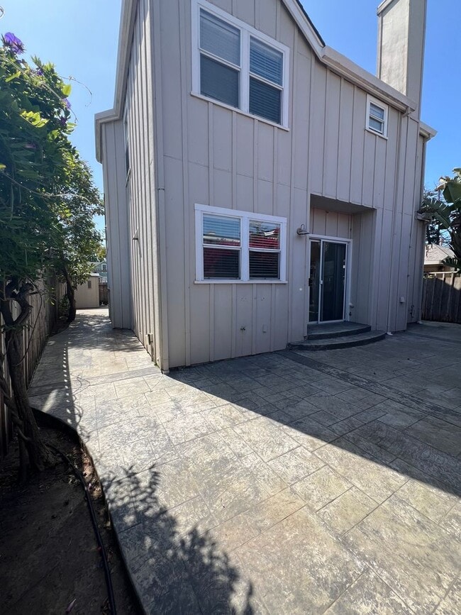 Building Photo - 4-Bedroom Home Near the Beach
