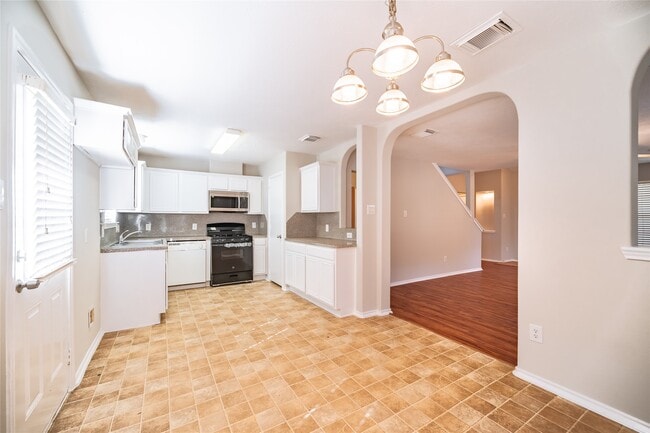 Building Photo - 930 Lancaster Lake Dr