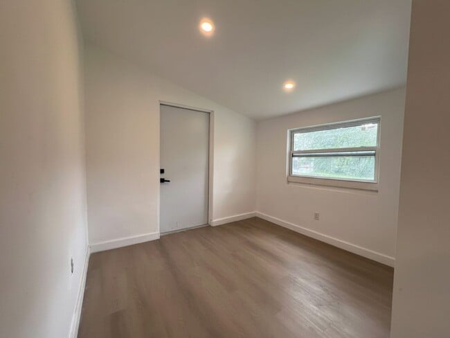 Building Photo - 3624 Oak Ave