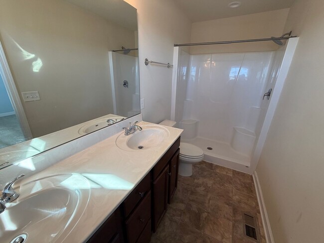 Building Photo - 3 Bed/3 Bath Townhome Christiansburg