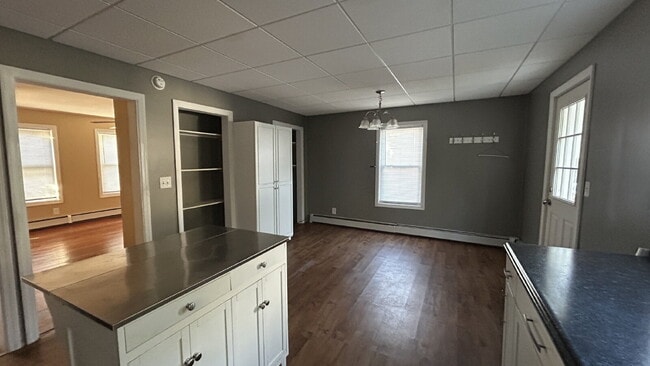 Building Photo - Newly updated, bright and spacious 2 bed/1...