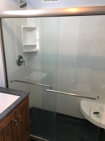 Full Bath - 1304 Dunklin St