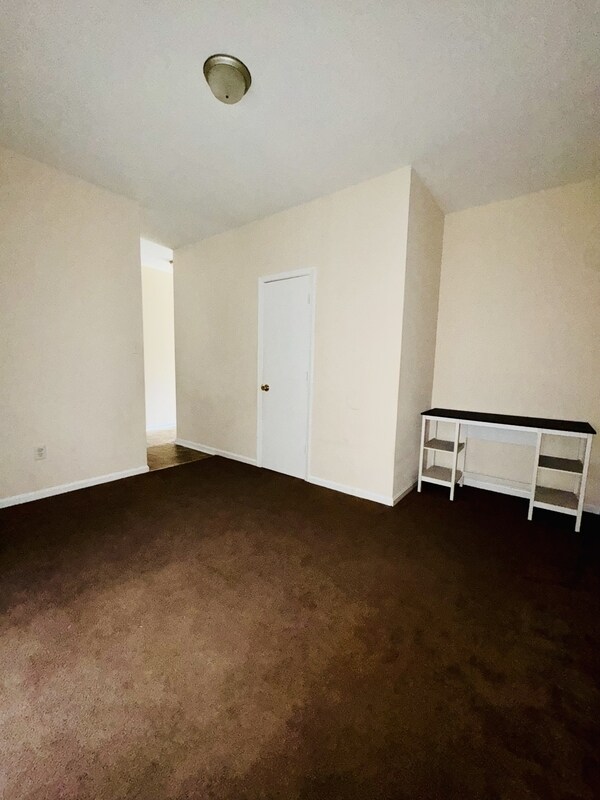 Building Photo - 1323 E 10th St