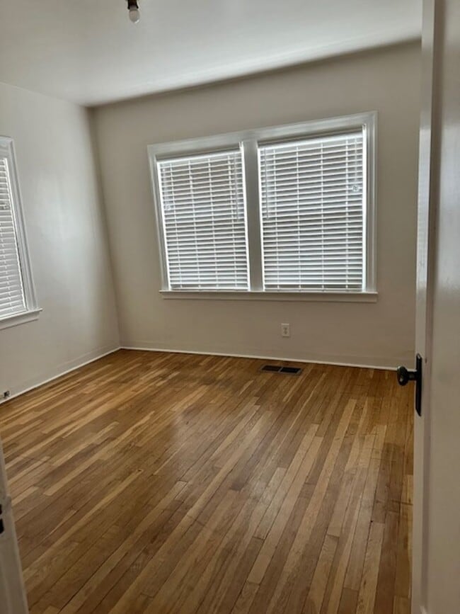 Building Photo - Darling 2 bedroom 1 bath with bonus room