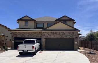 Building Photo - Move-In Ready Luxury Duplex in Converse!