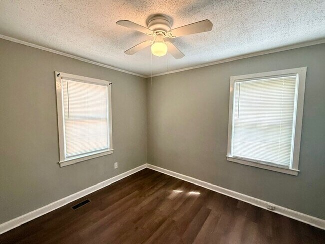 Building Photo - 2 Bedroom Home in Burlington with Hard Surface Flooring & Covered Porch