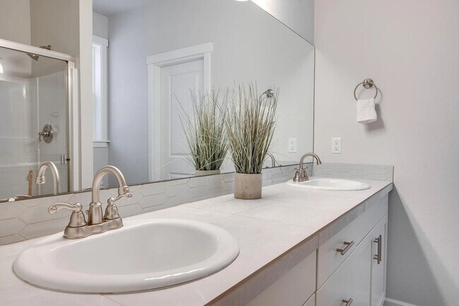 Building Photo - Beautiful Newer Model Home with Open Floor Plan, A/C & Fenced Yard!