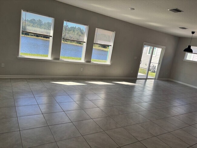 Building Photo - 4 Bedroom 3 Full Bath House in Convenient Location