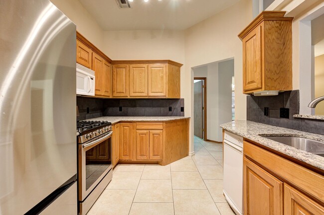 Building Photo - Amazing 4BD/3BTH home with a 3 car garage ...