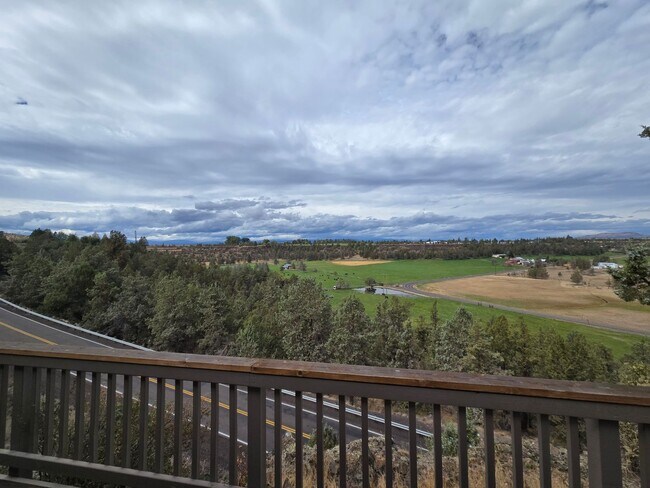Building Photo - Stunning Views, Executive Home in Equestrian Meadows Redmond