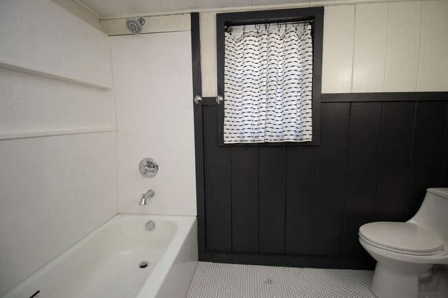 Building Photo - 3 Bedroom, 2.5 Bathroom in Shandon - The F...