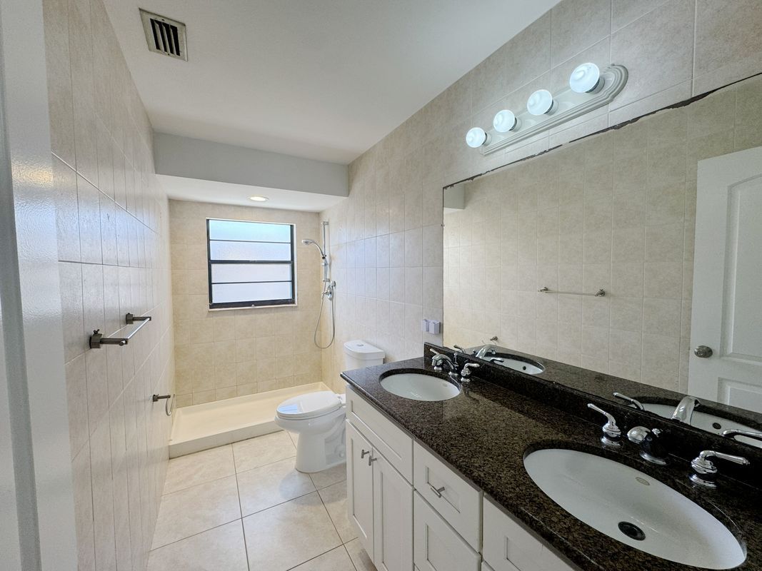 Building Photo - 630 105th Ave N