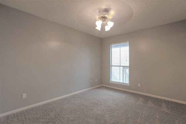 Building Photo - 3919 Fairmont Pkwy