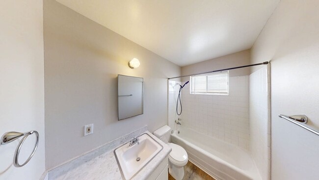 Building Photo - Beautiful 3 bedroom, 2 bathroom home in Re...