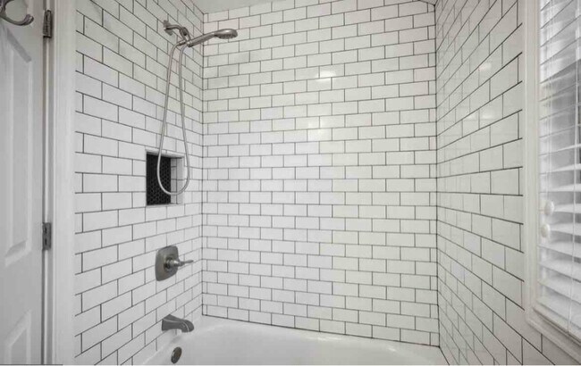 Building Photo - 2836 Fairhaven Ave