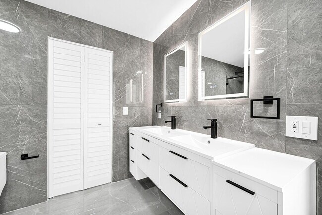 Building Photo - 4040 SW 108th Ave